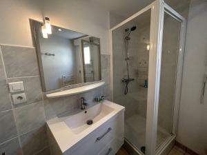 Appartements 652 - Appartement avec terrasse a Erquy Centre, dans une residence recente a 100m de la plage : photos des chambres