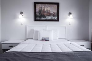 Scottsdales premium short term getaway, Fully furnished 1 bedroom homes, FREE Golf, cable, utilities, Wi-Fi, parking, pool, and bike trails- Unit 241 apts