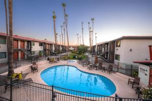 Scottsdales premium short term getaway, Fully furnished 1 bedroom homes, FREE Golf, cable, utilities, Wi-Fi, parking, pool, and bike trails- Unit 241 apts