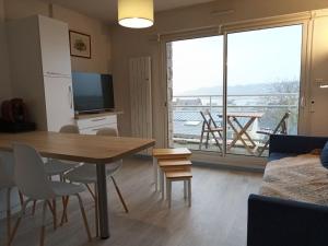 664 - Bel appartement à Erquy, à 400m de la plage du centre offrant une vue en hauteur du Port