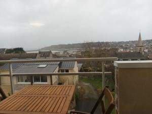 664 - Bel appartement à Erquy, à 400m de la plage du centre offrant une vue en hauteur du Port