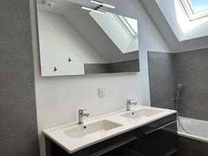 Villas 668 - Magnifique maison familiale vue mer, 12 voyageurs a deux pas du centre d'Erquy : photos des chambres