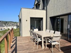 Villas 668 - Magnifique maison familiale vue mer, 12 voyageurs a deux pas du centre d'Erquy : photos des chambres