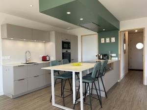 Villas 668 - Magnifique maison familiale vue mer, 12 voyageurs a deux pas du centre d'Erquy : photos des chambres