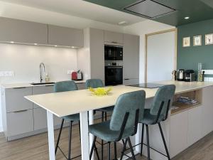 Villas 668 - Magnifique maison familiale vue mer, 12 voyageurs a deux pas du centre d'Erquy : Maison 5 Chambres