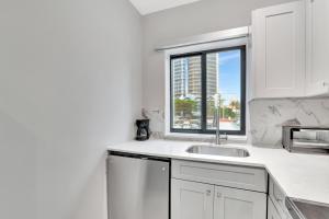Condo Right off Las Olas Steps to FTL Beach 1A