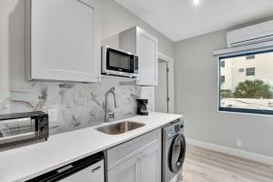 Studio Right off Las Olas - Steps to FTL Beach 1B