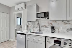 Studio Right off Las Olas - Steps to FTL Beach 2C