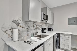 Studio Right off Las Olas - Steps to FTL Beach 2C