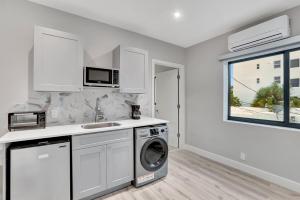 Studio Right off Las Olas - Steps to FTL Beach 2B