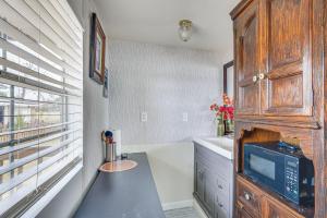 Lakefront Panama City Studio with Hot Tub Access