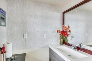 Lakefront Panama City Studio with Hot Tub Access