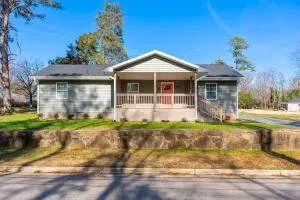 Urban Oasis w/ King Bed – 3 BR Near Duke & DT - هيلزبره