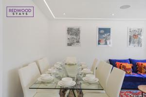 Brand New Spacious 4 Bedroom Houses For Contractors & Families with Free Parking, Garden, Fast WiFi and Netflix By Redwood Stays