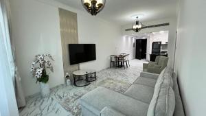 Stay in heart of Dubai Marina walk to JBR beach 8