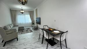 Stay in heart of Dubai Marina walk to JBR beach 8