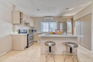 2 Bedroom Vacation Rental in Paradise steps from beach!