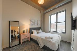 Spacious 2BR South Loop Suite with Skyline View, Optional Parking and Gym Access Close to McCormick Place, Grant Park, Museum Campus & CTA Lines