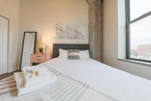 Spacious 2BR South Loop Suite with Skyline View, Optional Parking and Gym Access Close to McCormick Place, Grant Park, Museum Campus & CTA Lines