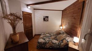 La maison ronde et ses 2 cahutes