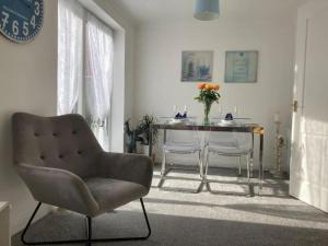 The Sashes - Cozy Apartment - FREE Parking - Ultrafast WIFI - Smart TV - Netflix - sleeps up to 6! Close to Poole Town Center & Sandbanks & Bournemouth