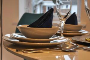 The Sashes - Cozy Apartment - FREE Parking - Ultrafast WIFI - Smart TV - Netflix - sleeps up to 6! Close to Poole Town Center & Sandbanks & Bournemouth