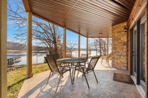 On Table Rock Shoreline w Lake Views, Private Hot Tub, Billiards, Boat Slip & Cmty Amenities