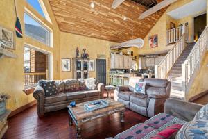 On Table Rock Shoreline w Lake Views, Private Hot Tub, Billiards, Boat Slip & Cmty Amenities