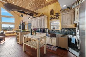 On Table Rock Shoreline w Lake Views, Private Hot Tub, Billiards, Boat Slip & Cmty Amenities