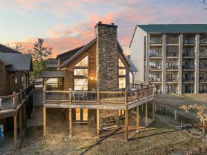 On Table Rock Shoreline w Lake Views, Private Hot Tub, Billiards, Boat Slip & Cmty Amenities
