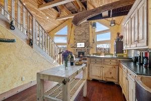 On Table Rock Shoreline w Lake Views, Private Hot Tub, Billiards, Boat Slip & Cmty Amenities