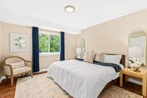 New! Cozy Upper 1BR Flat near Downtown Roseville - 罗斯维尔