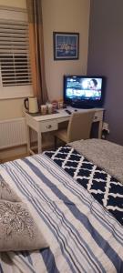 Aylesbury Lovely Double and Single Bedroom with Guest only Bathroom