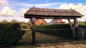 Holzhütte mit überdachter Terrasse und Garten
