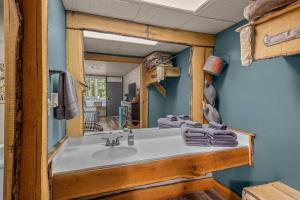 Stonegate Lodge Sleeps 4 Fast WiFi Firepits TV Salt Water Pool Room #204