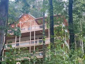 The Grand Tennessean Cabin- Four Bedroom Luxury Cabin in the Mountains - McCookville