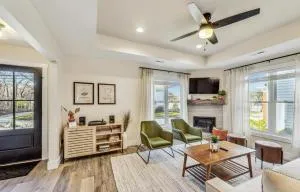 Parking! Hot tub! 10 min walk to beach - LaPorte