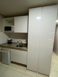 Suíte luxo com tela de cinema no América Towers Studio Residence