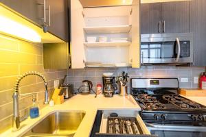 Stylish 2BR Suite with Optional Parking & Gym Access Near Lakefront, Shedd Aquarium and McCormick Center