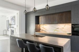 3 Bedroom, 3 bathroom large flat with sea views!