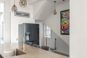 3 Bedroom, 3 bathroom large flat with sea views!