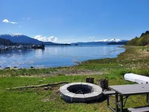 Oceanfront Apartment w/ water access - Mendenhaven