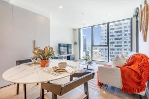 Bright 1B West Melbourne apt w free parking #MV09