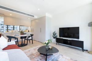 Bright 1B West Melbourne apt w free parking #MV09