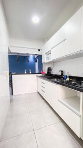 APÊ COM PISCINA E AR - 2Q DA PRAIA DA ENSEADA.