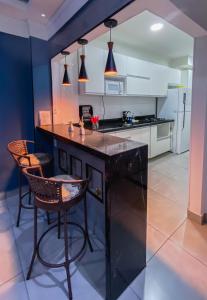 APÊ COM PISCINA E AR - 2Q DA PRAIA DA ENSEADA.