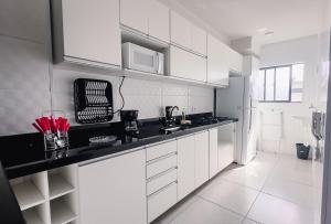 APÊ COM PISCINA E AR - 2Q DA PRAIA DA ENSEADA.