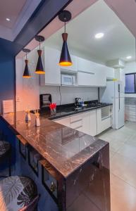 APÊ COM PISCINA E AR - 2Q DA PRAIA DA ENSEADA.