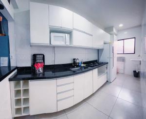 APÊ COM PISCINA E AR - 2Q DA PRAIA DA ENSEADA.