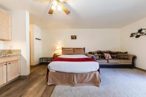 Studio wKitchen 2nd Floor #213 at Donner Lake Village